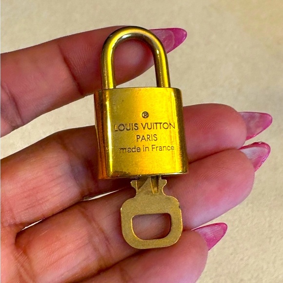 LOUIS VUITTON Lock & Key: #344 on Unbranded NWT Bag Charm/Keychain, EUC - Picture 8 of 10